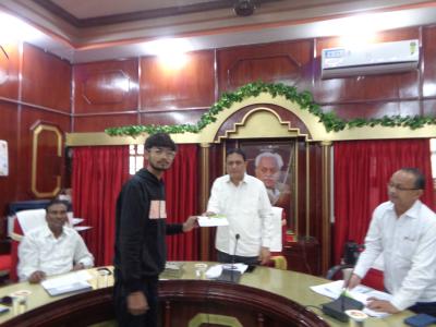 शिष्यवृत्ती आणि ट्रॅक्टर अनुदान